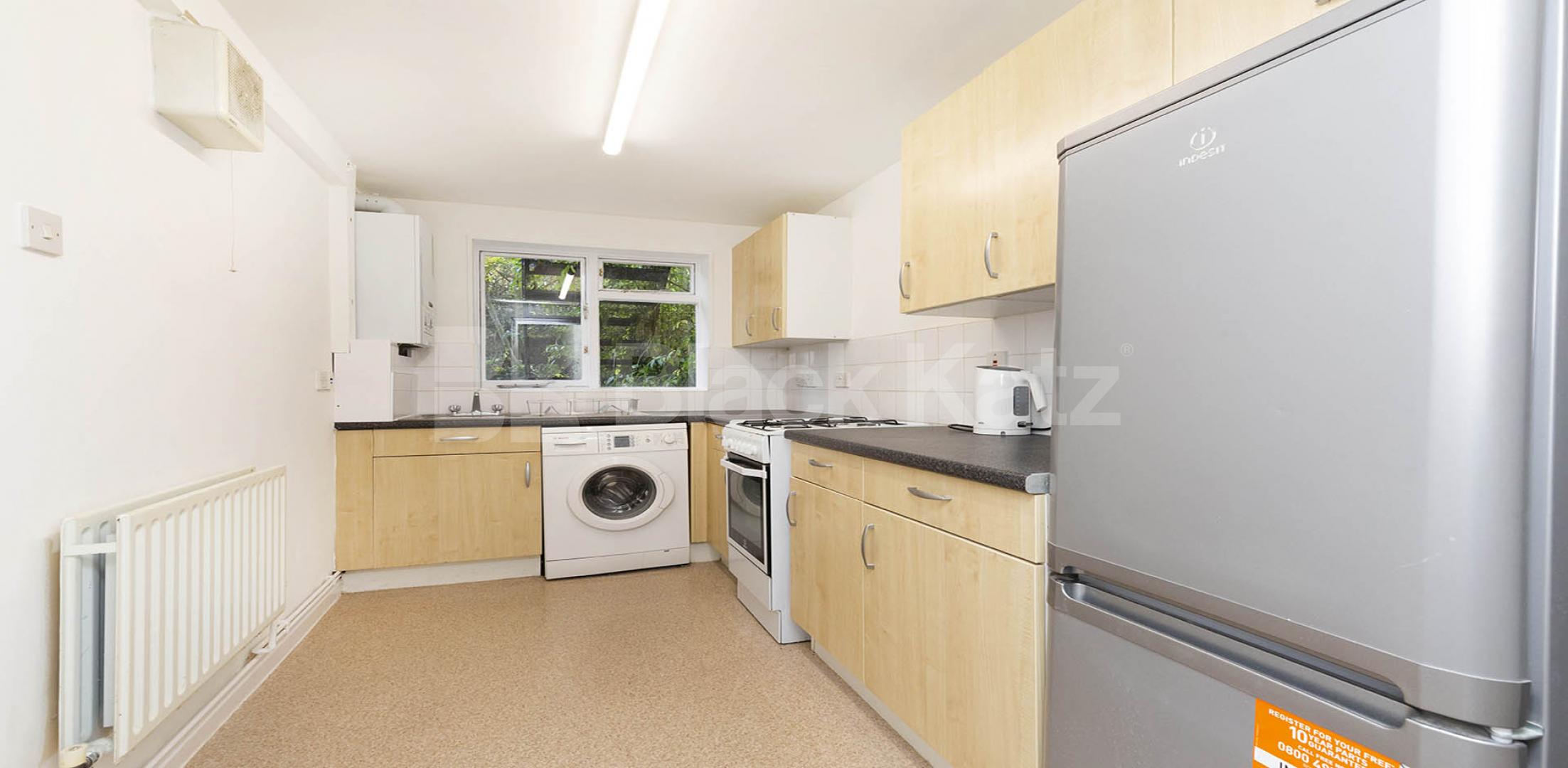 Spacious one bed with garden mins to tube and shops Alexander Road, Archway